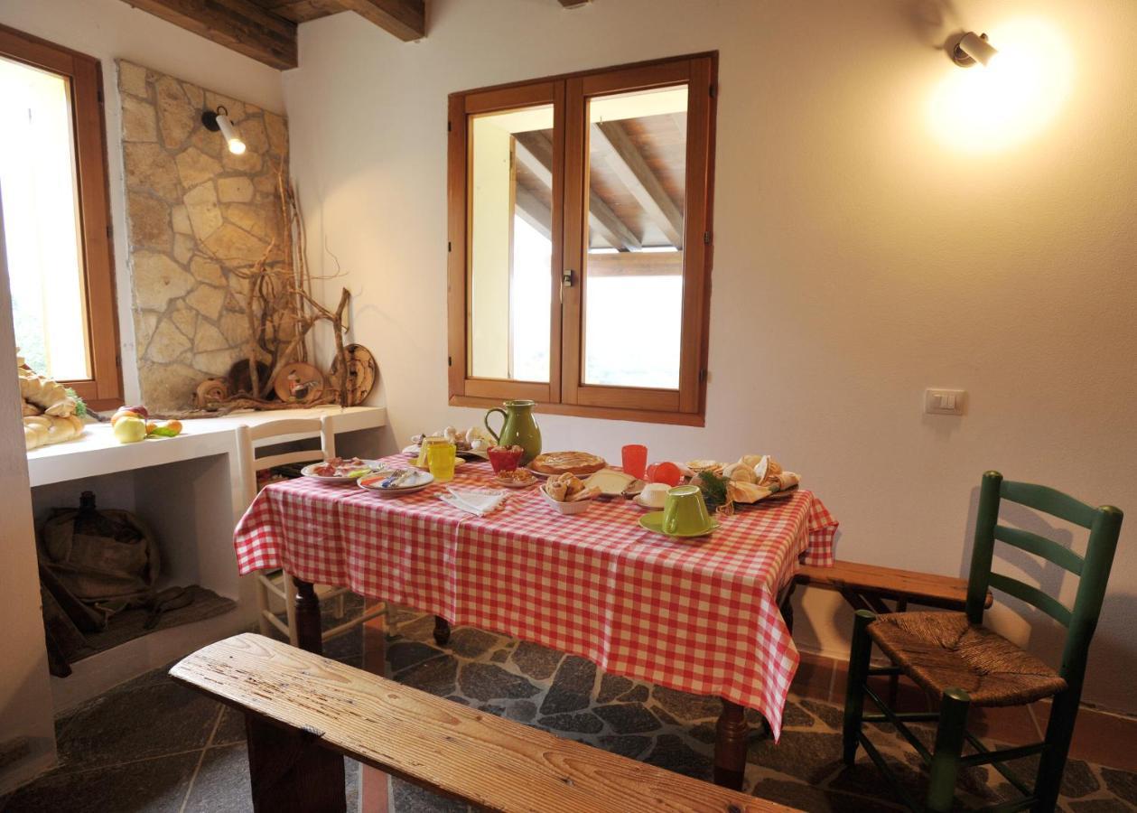 Lierus B&B Gonnosfanadiga Bagian luar foto